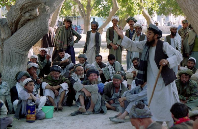 Story teller.jpg - Story teller in Mazar-e-Shariff mosk's park